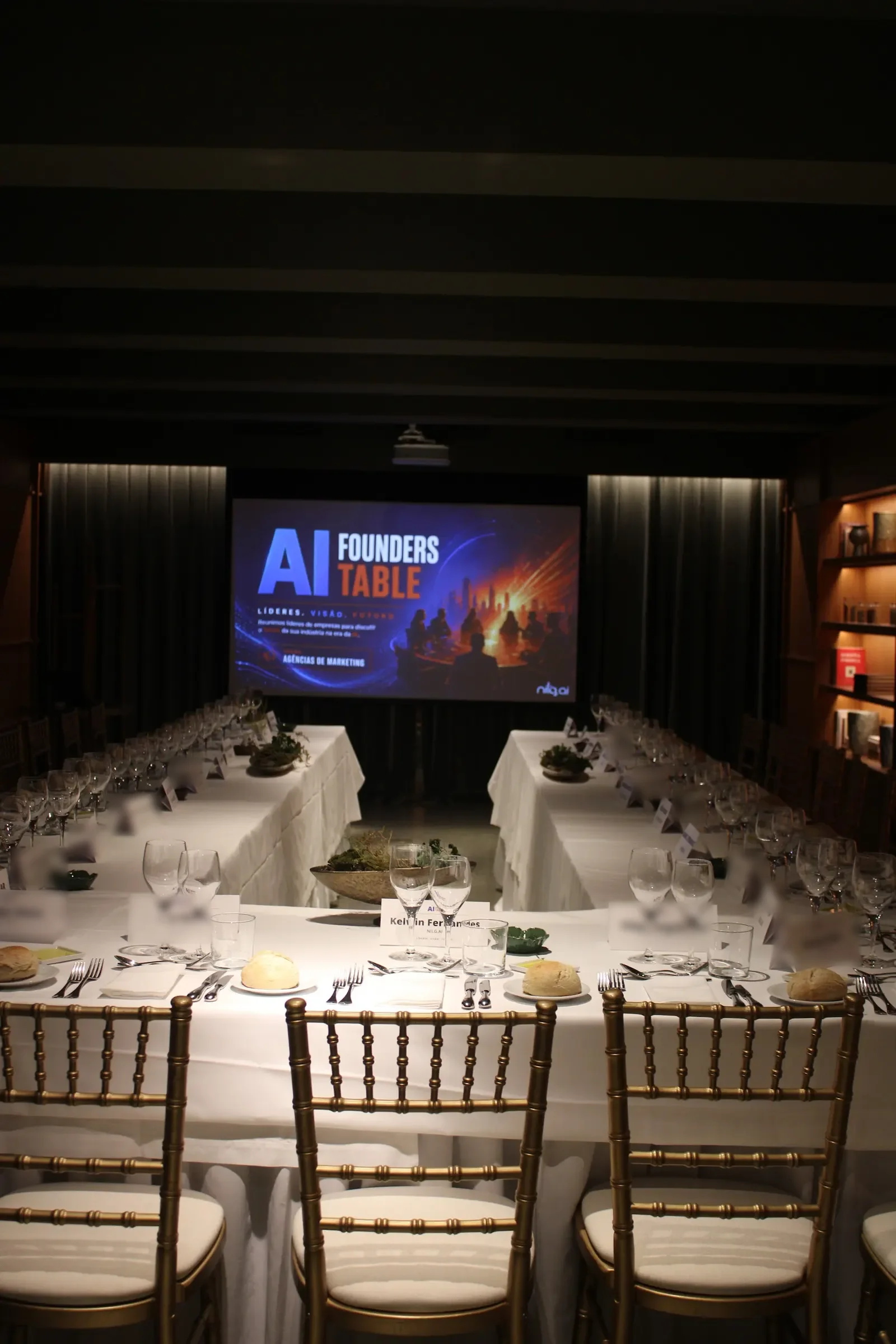 The U-shaped table of the first edition, ready for the guests